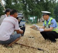 驻马店交警在田间地头播撒“交通安全种子”